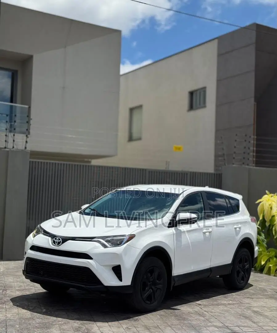 Toyota RAV4 LE FWD (2.5L 4cyl 6A) 2017 White