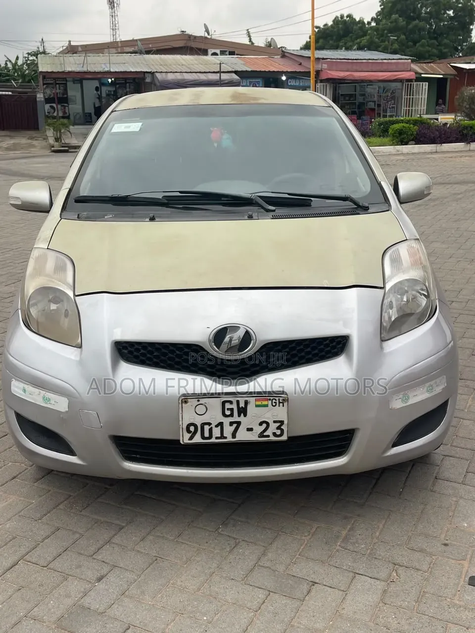 Toyota Vitz 2010 Silver