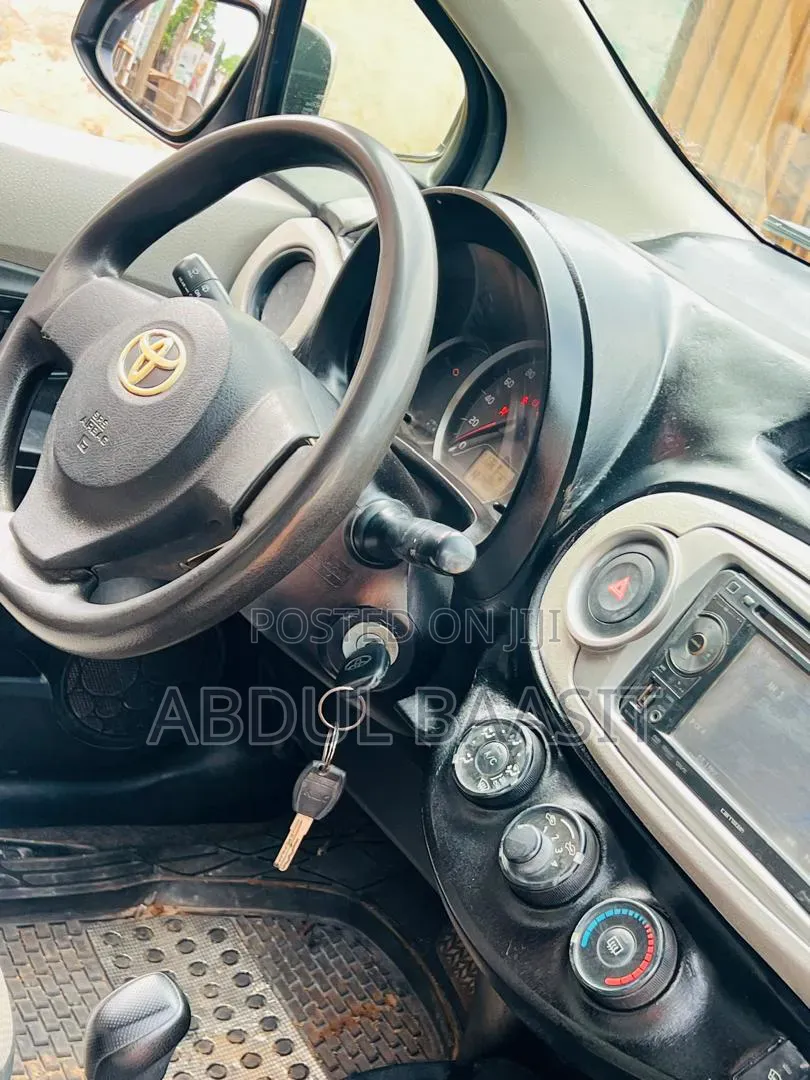 Toyota Vitz 2013 Silver