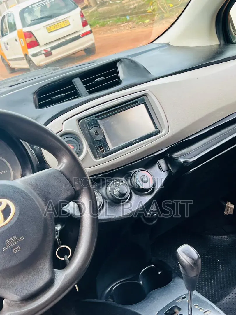 Toyota Vitz 2013 Silver