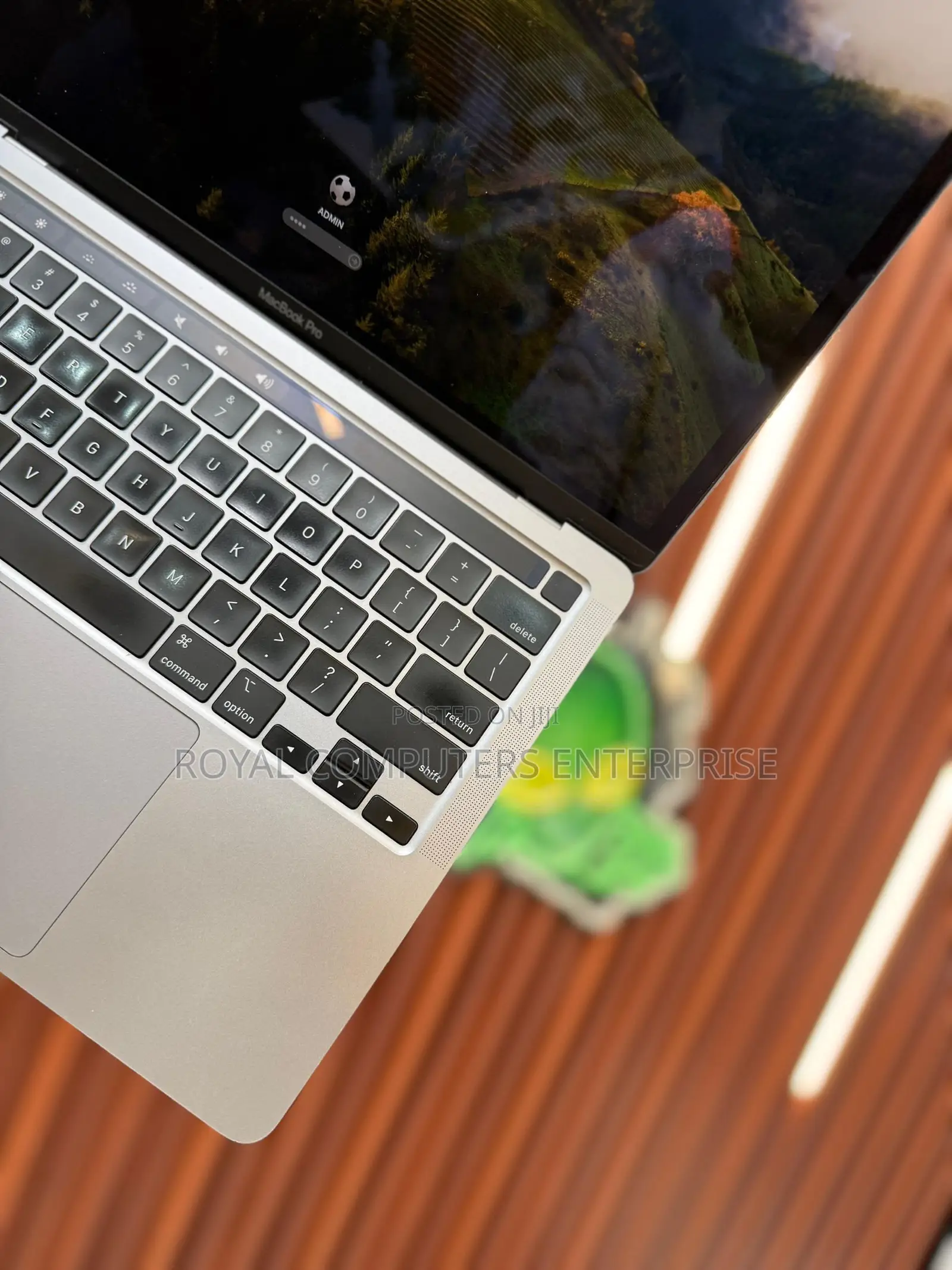 New Laptop Apple MacBook Pro 2022 M2 8GB Intel Core i5 SSD 500GB