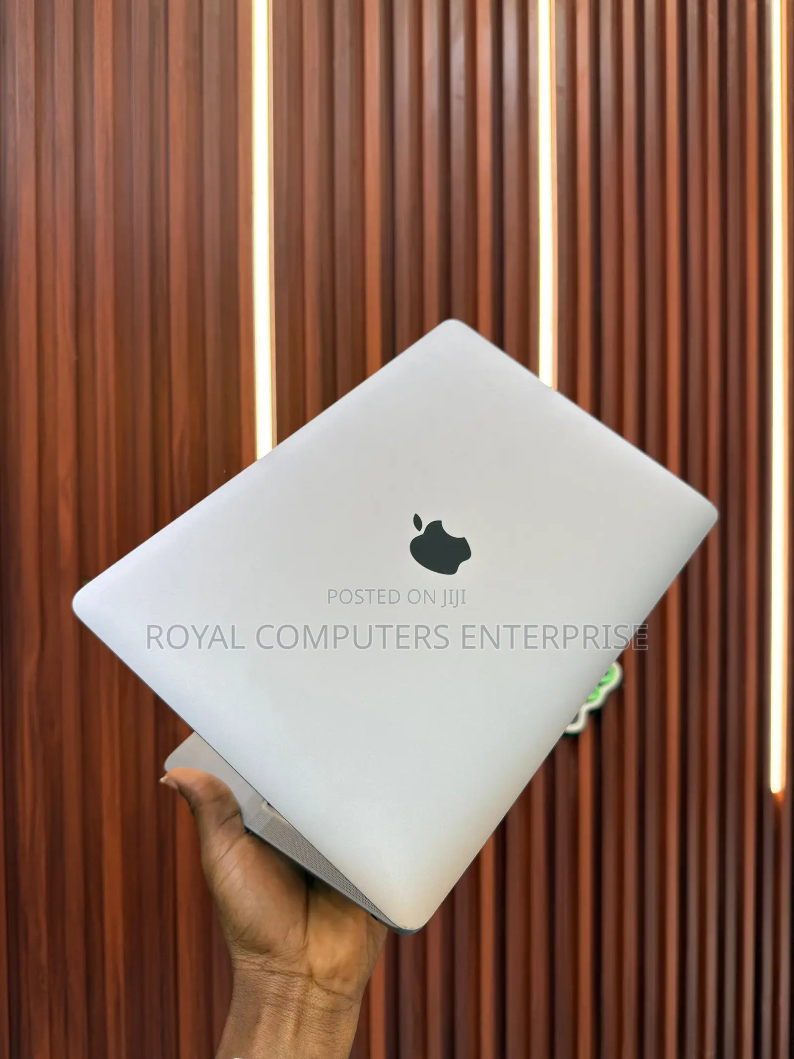 New Laptop Apple MacBook Pro 2022 M2 8GB Intel Core i5 SSD 500GB