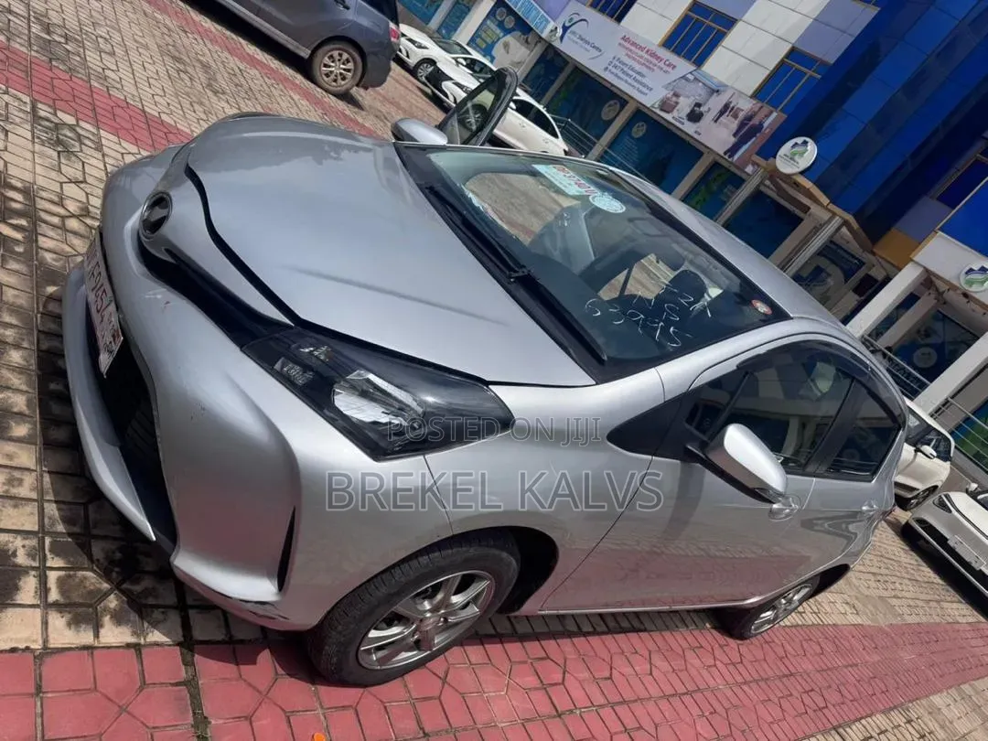 Toyota Vitz 1.3 AWD 5dr 2016 Silver