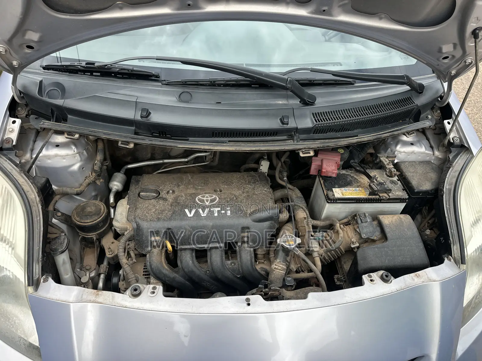 Toyota Yaris Base Hatchback 5dr 2010 Silver