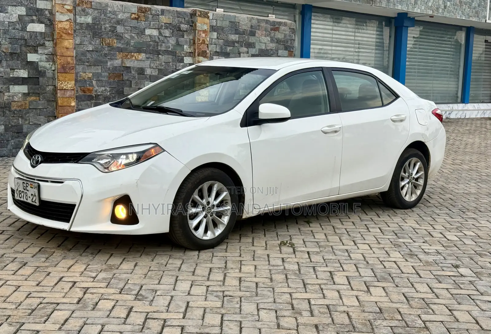 Toyota Corolla LE 4dr Sedan (1.8L 4cyl CVT) 2015 White