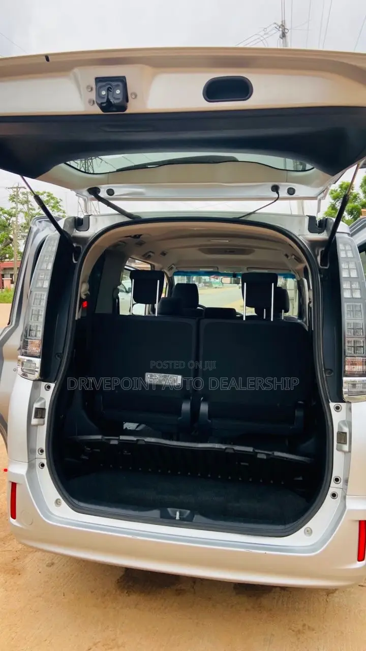 Toyota Voxy 2016 Silver