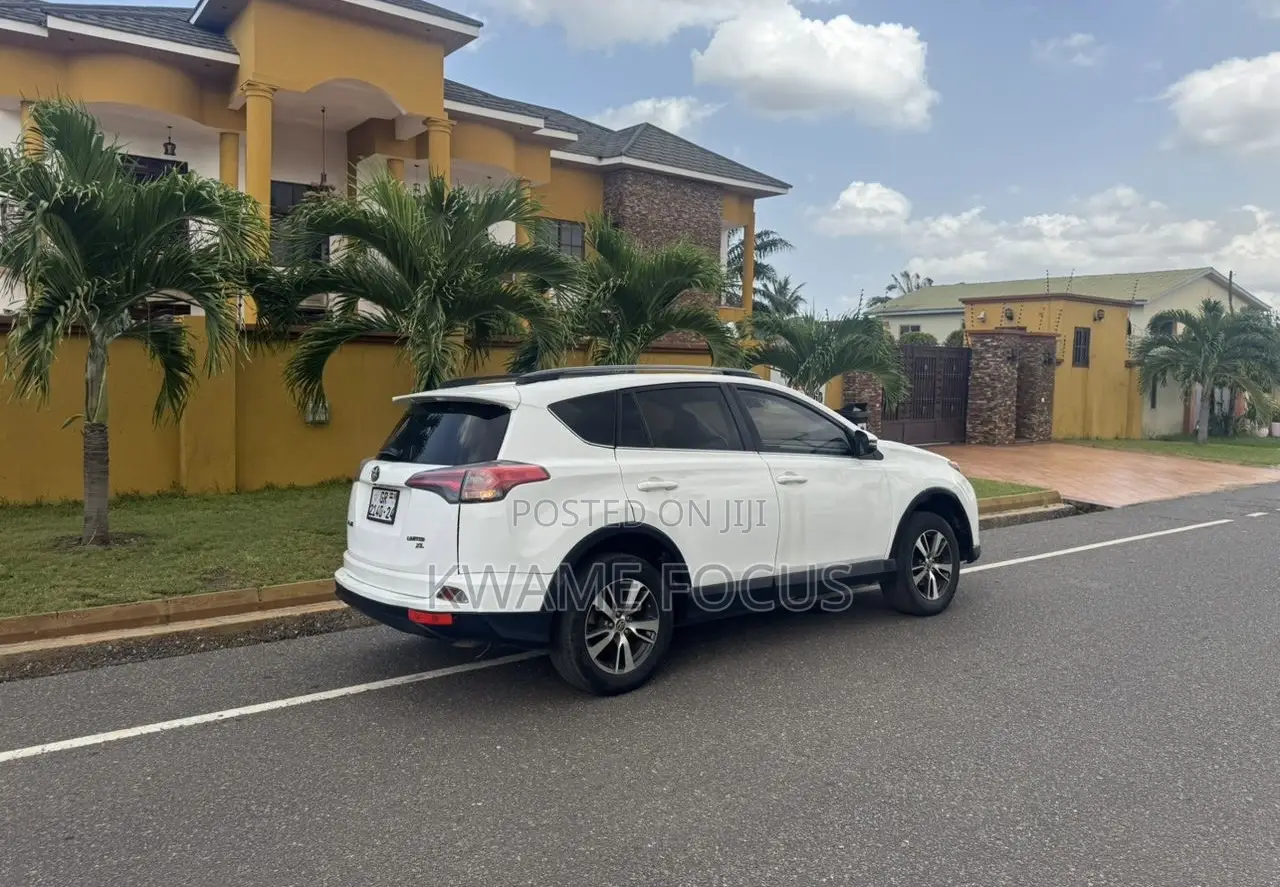Toyota RAV4 XLE 4dr SUV (2.5L 4cyl 6A) 2018 White