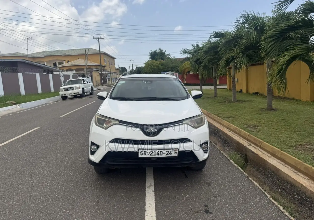 Toyota RAV4 XLE 4dr SUV (2.5L 4cyl 6A) 2018 White