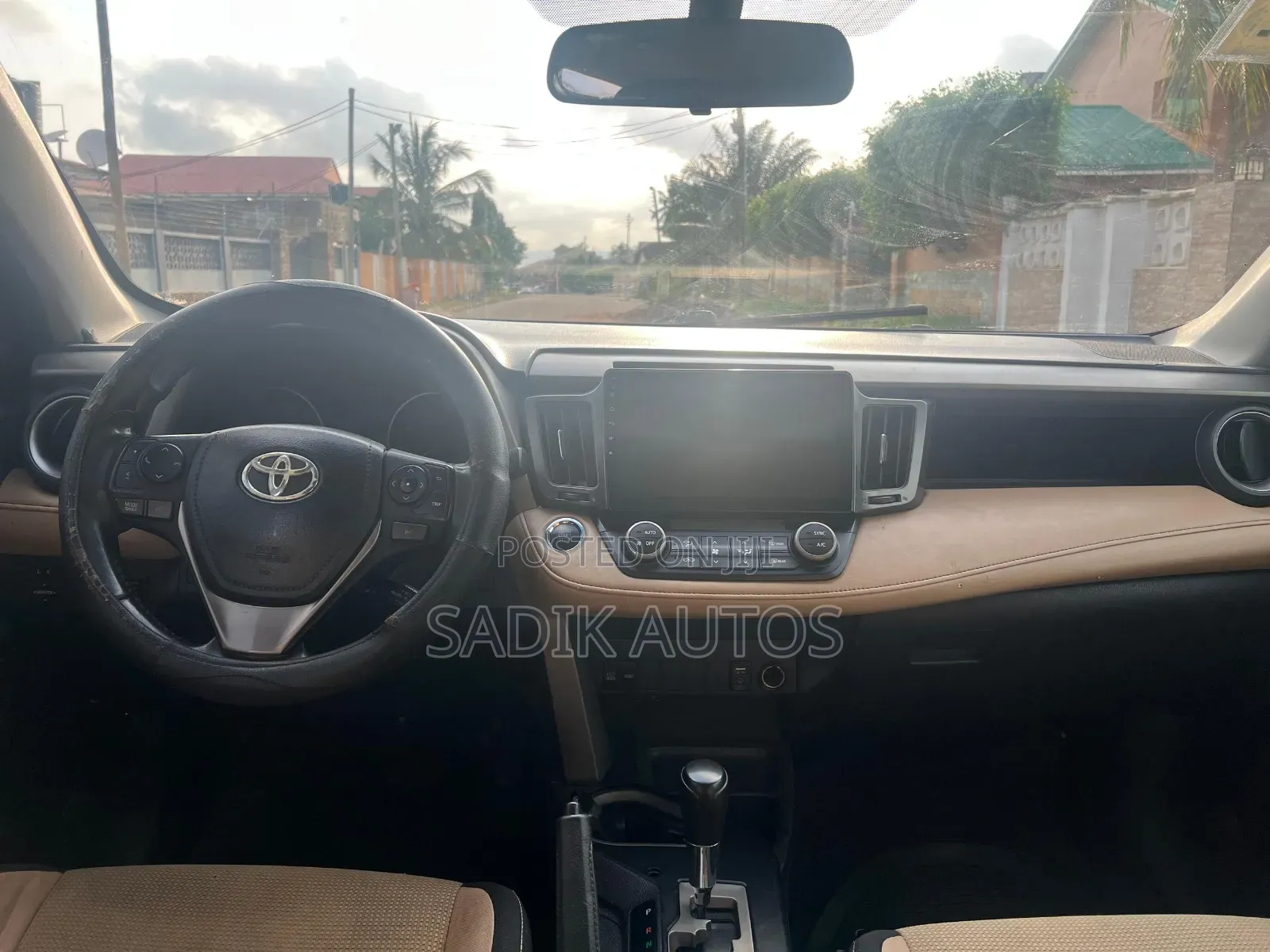 Toyota RAV4 XLE AWD (2.5L 4cyl 6A) 2017 White