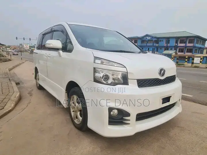 Toyota Voxy 2013 White