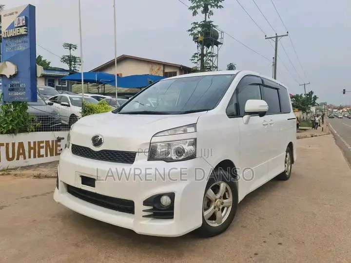 Toyota Voxy 2013 White