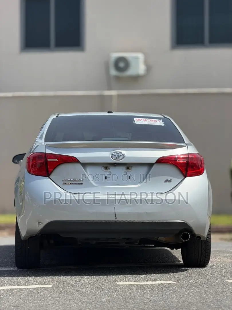 Toyota Corolla SE (1.8L 4cyl 6M) 2018 Silver