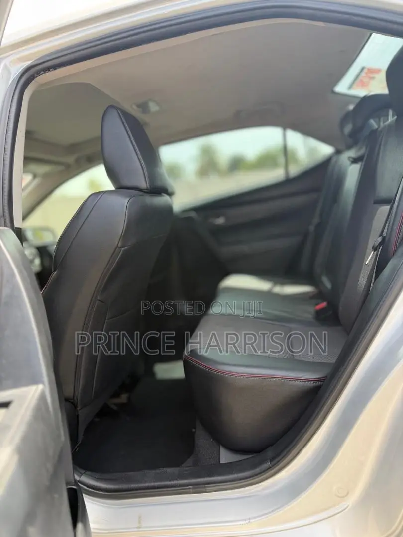 Toyota Corolla SE (1.8L 4cyl 6M) 2018 Silver