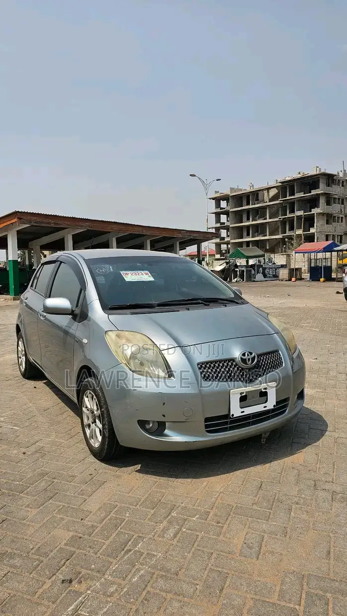 Toyota Yaris Base Hatchback 5dr 2010 Gray