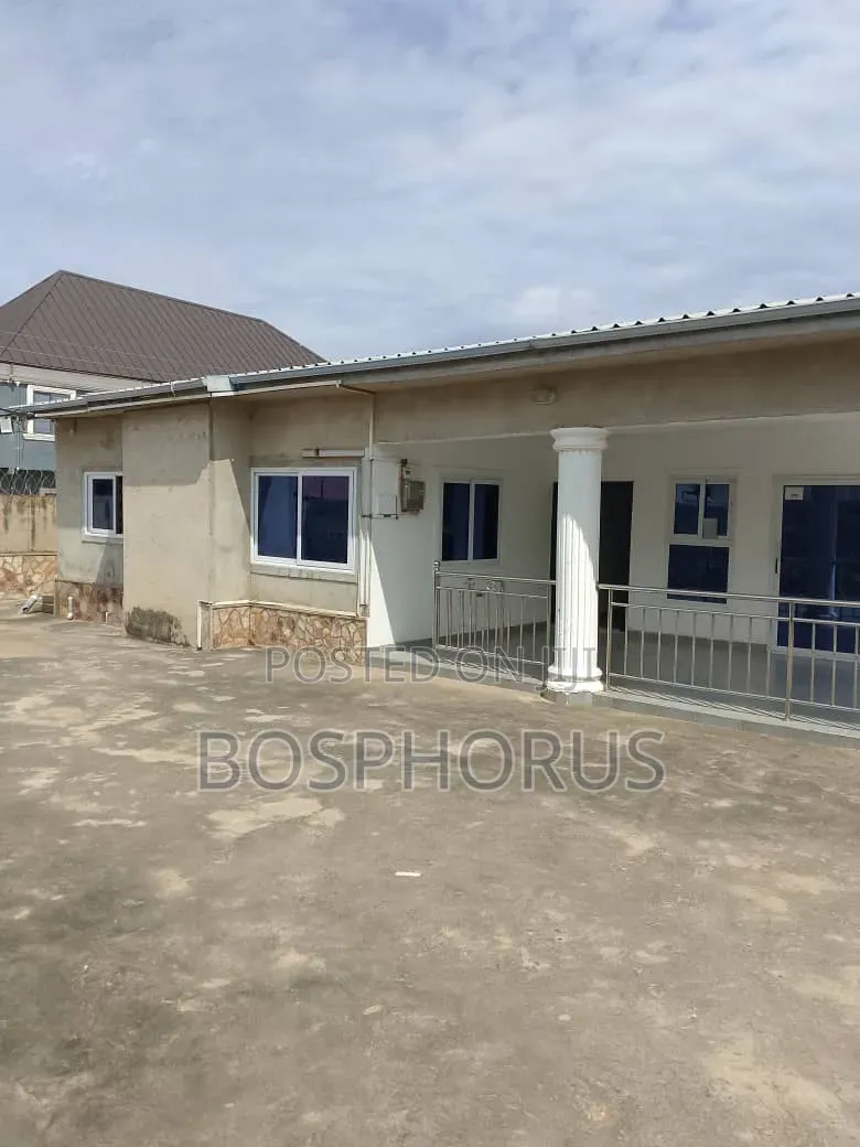 4bdrm House in Lapaz Racecourse, Nyanmekye for sale