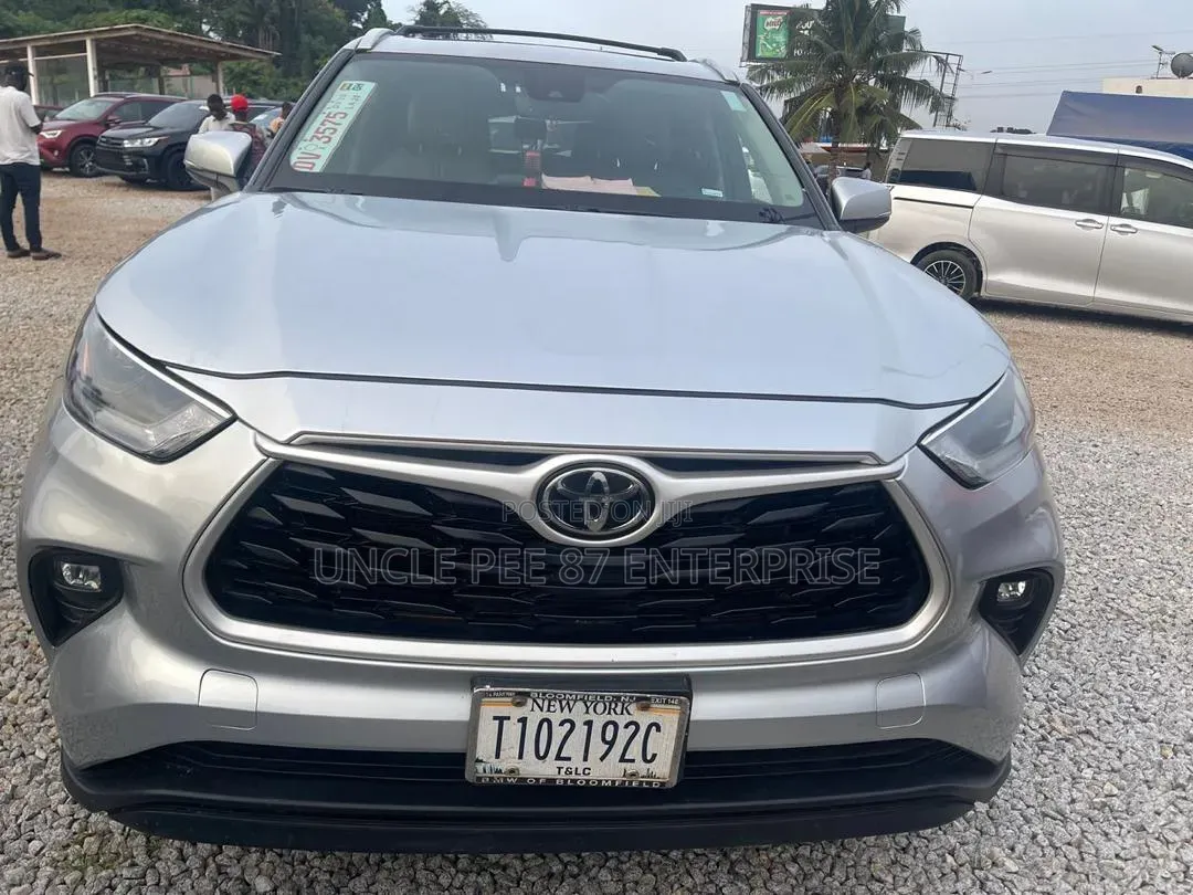 Toyota Highlander 2022 Silver