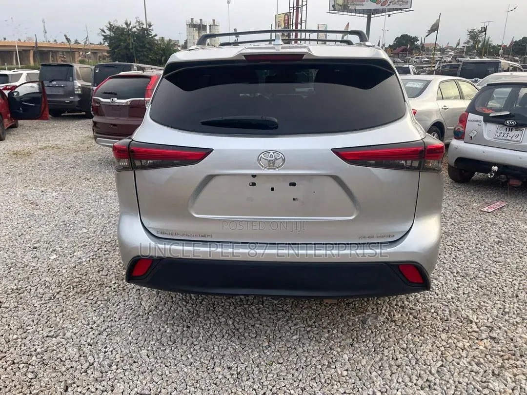 Toyota Highlander 2022 Silver