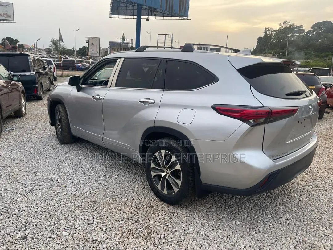 Toyota Highlander 2022 Silver