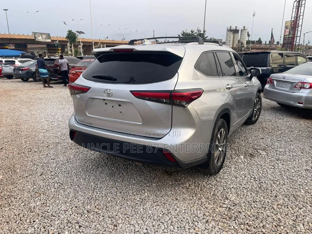Toyota Highlander 2022 Silver