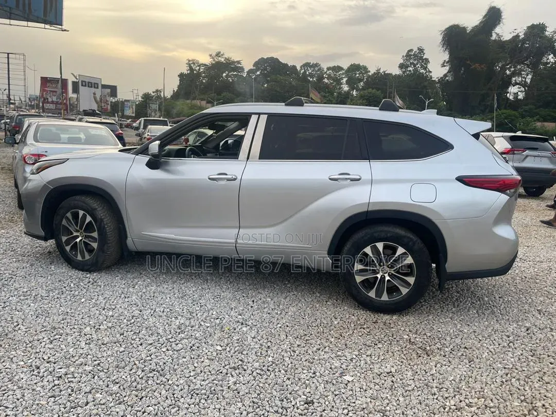 Toyota Highlander 2022 Silver