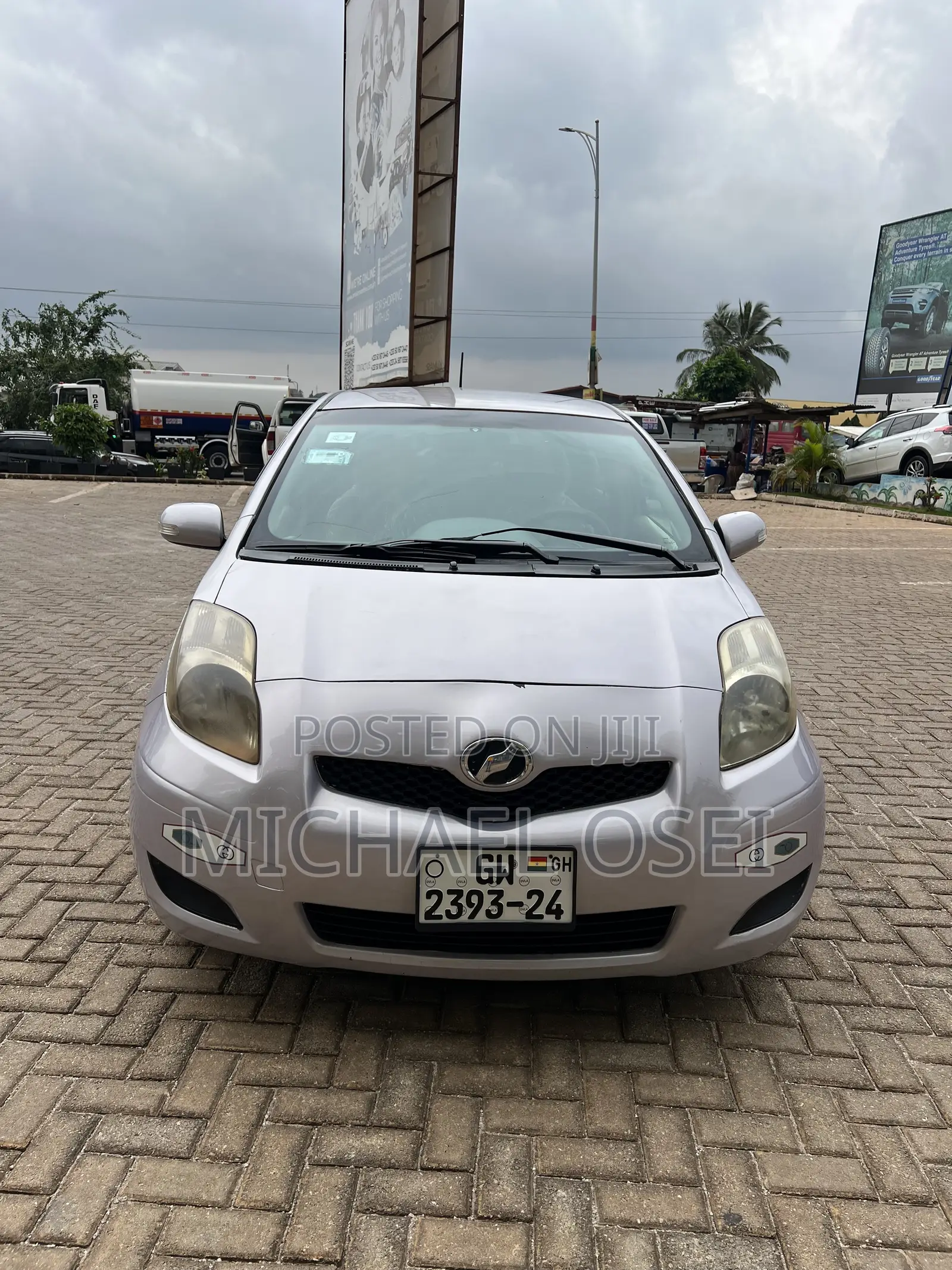 Toyota Vitz 2010 Silver