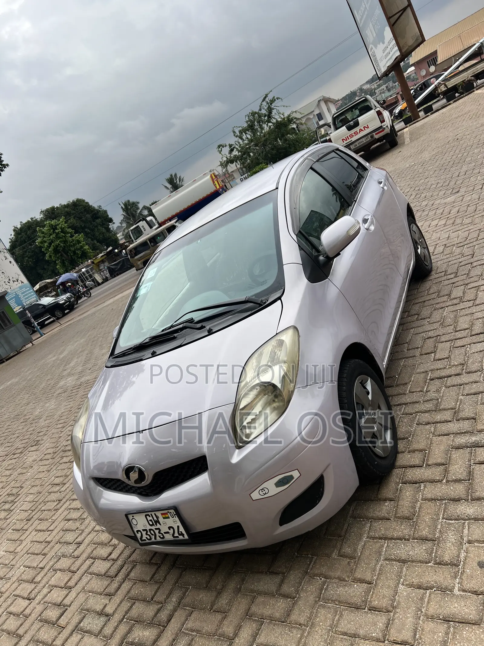 Toyota Vitz 2010 Silver
