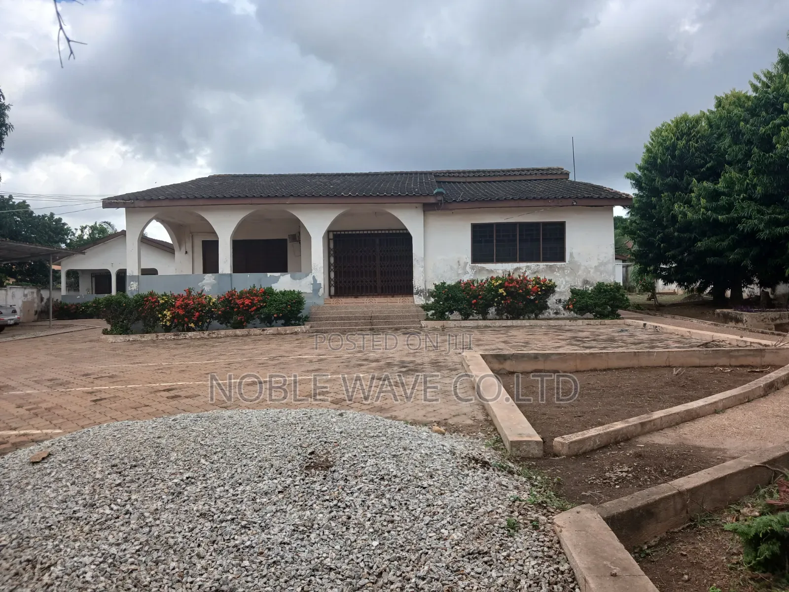 7bdrm House in Atasamanso, Kumasi Metropolitan for sale