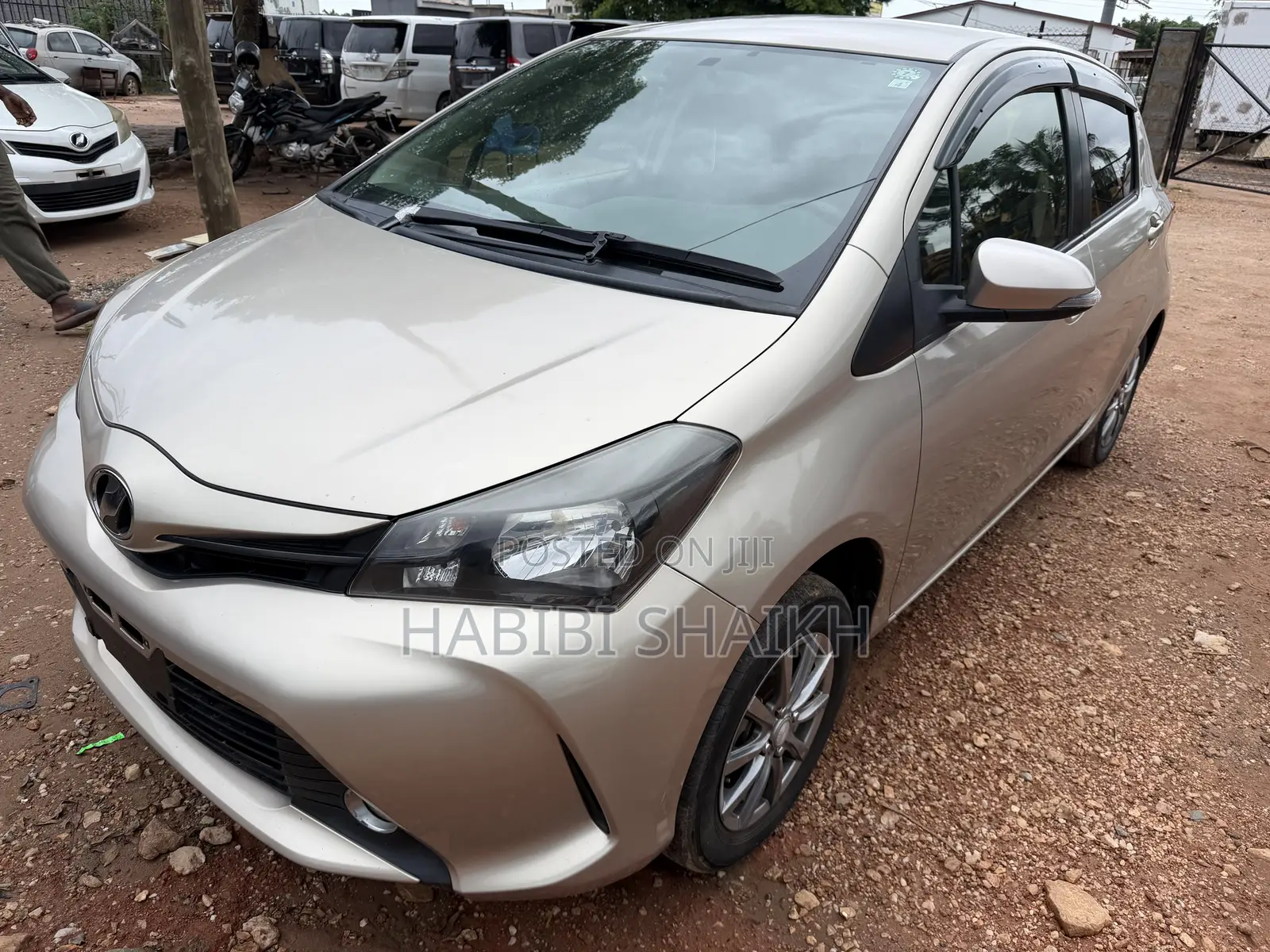 Toyota Vitz 1.3 AWD 5dr 2014 Gold