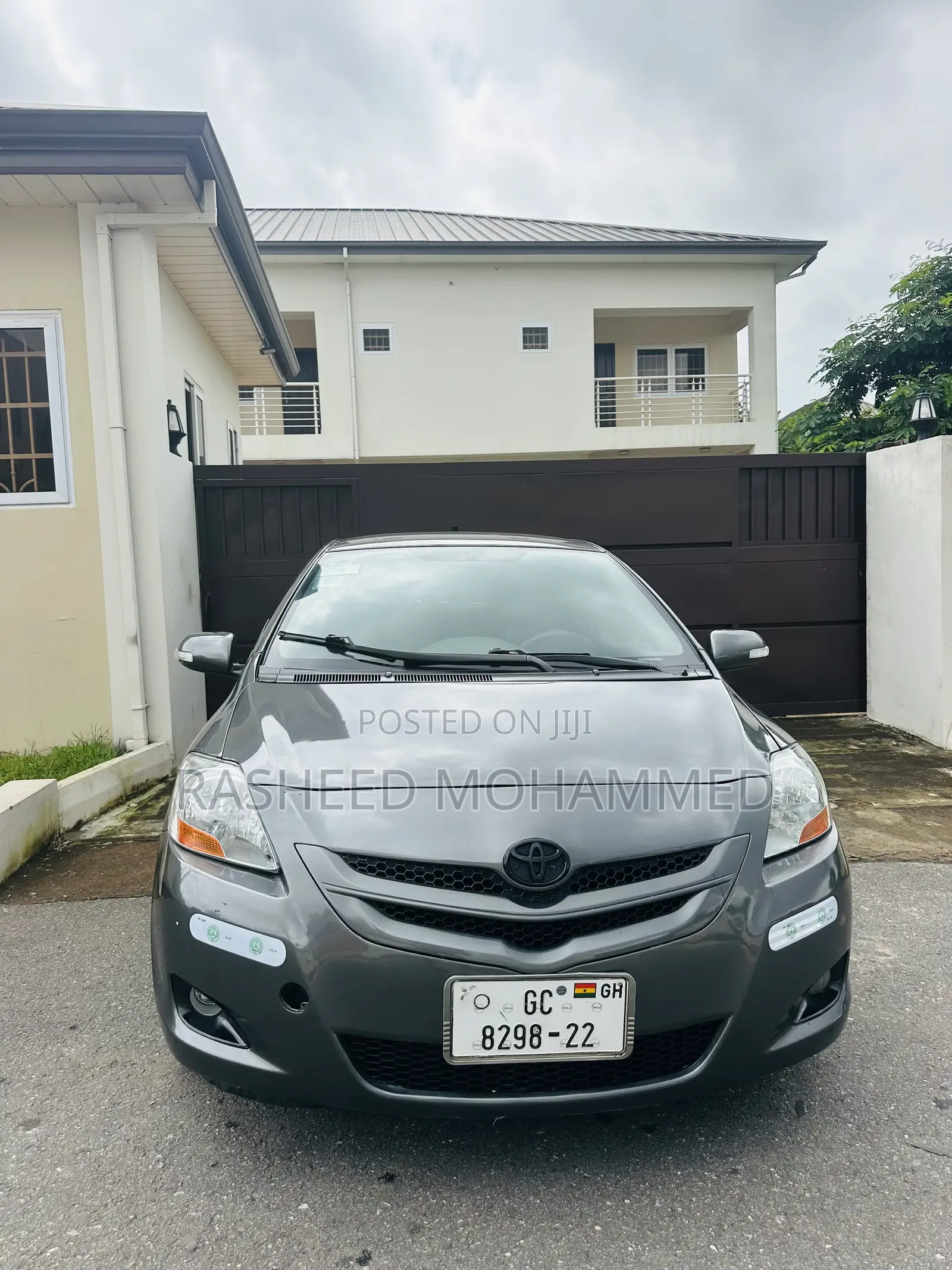 Toyota Yaris Base Sedan 4dr 2010 Gray