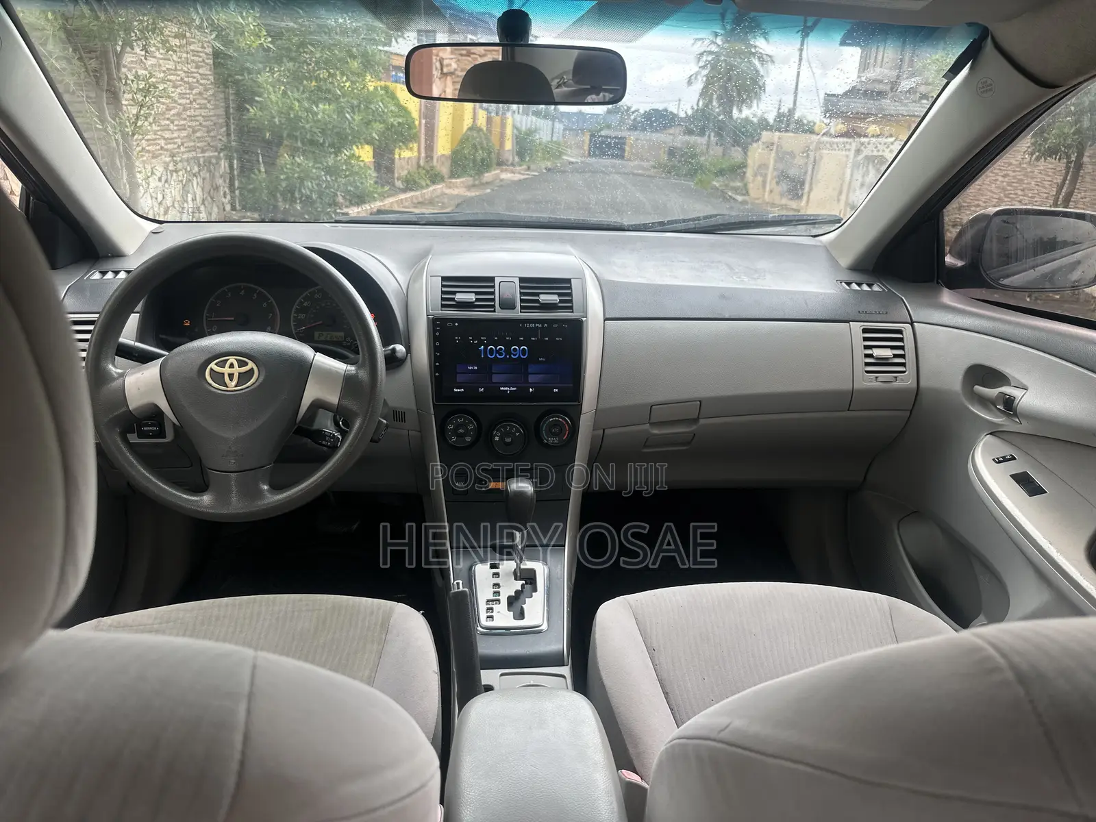 Toyota Corolla Base 4dr Sedan (1.8L 4cyl 5M) 2010 Gray