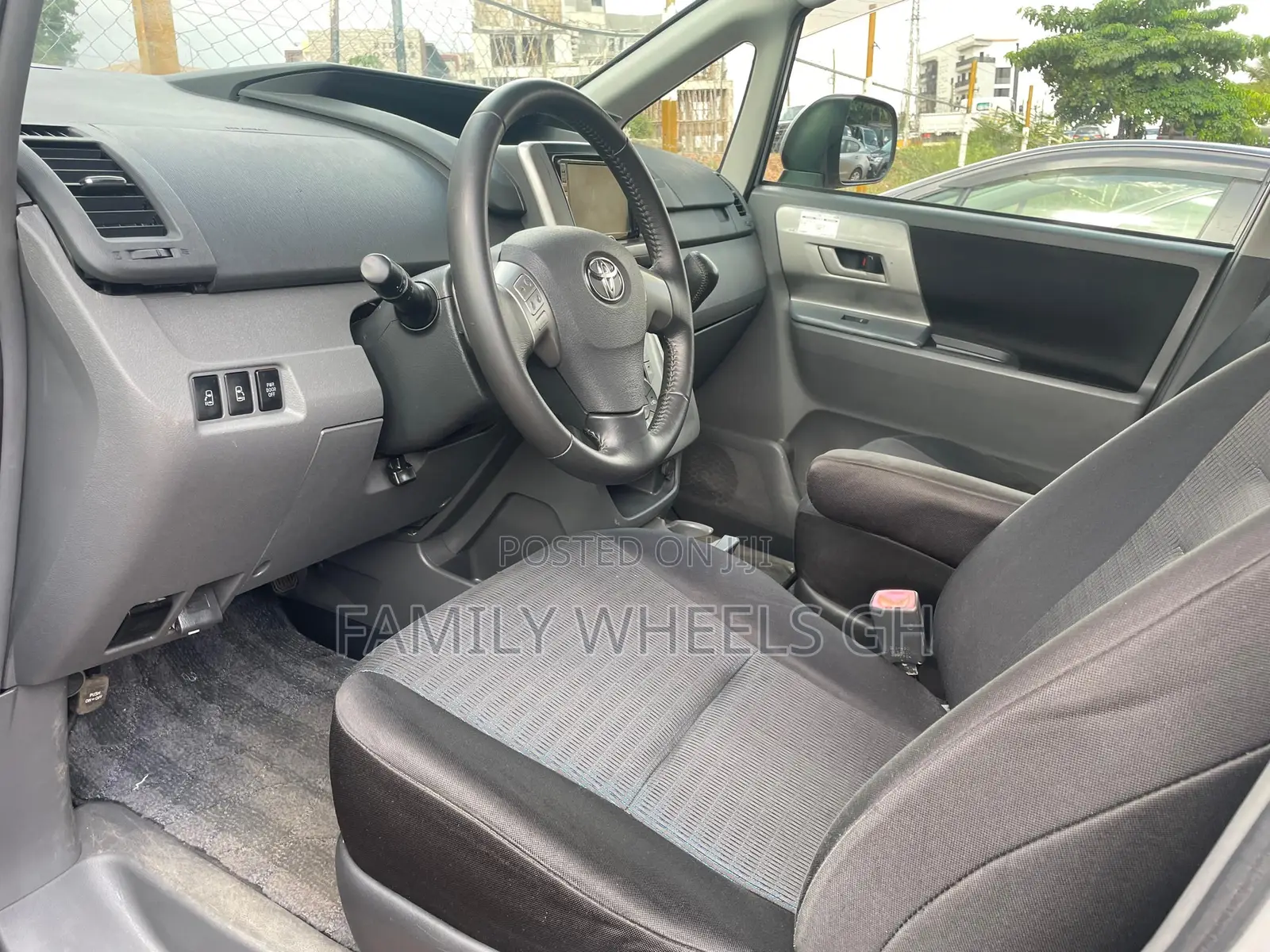 Toyota Voxy 2012 Silver