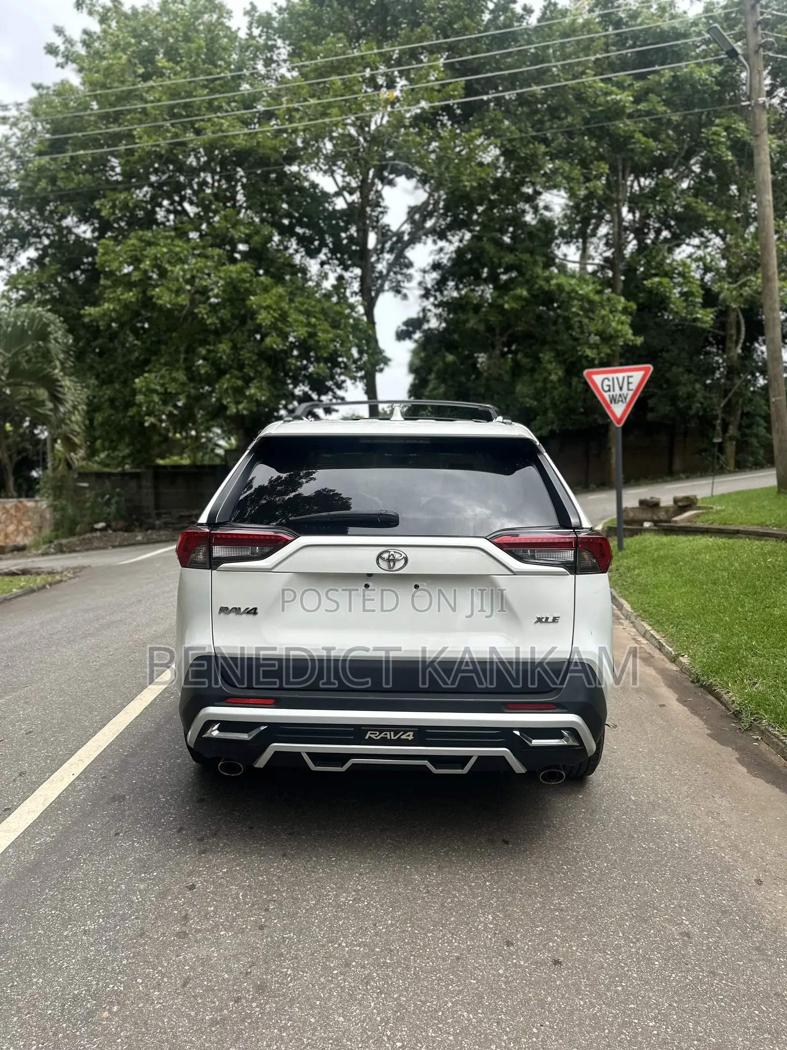 Toyota RAV4 XLE AWD 2020 White