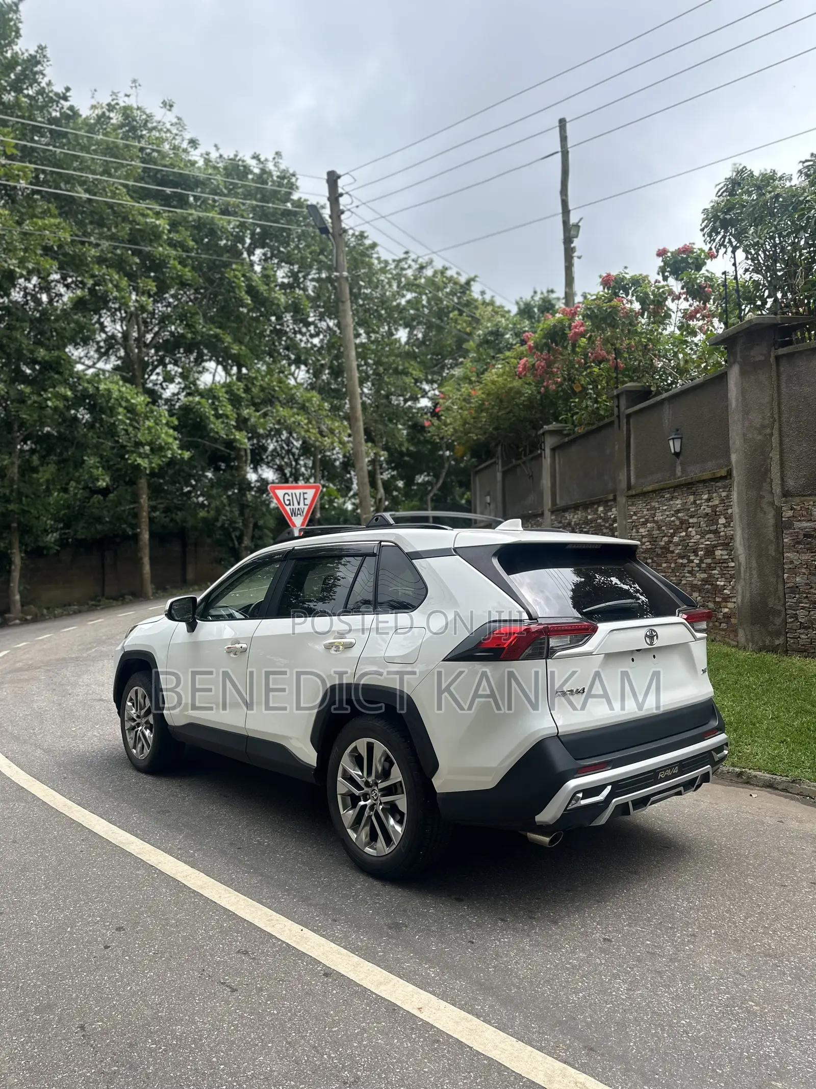 Toyota RAV4 XLE AWD 2020 White