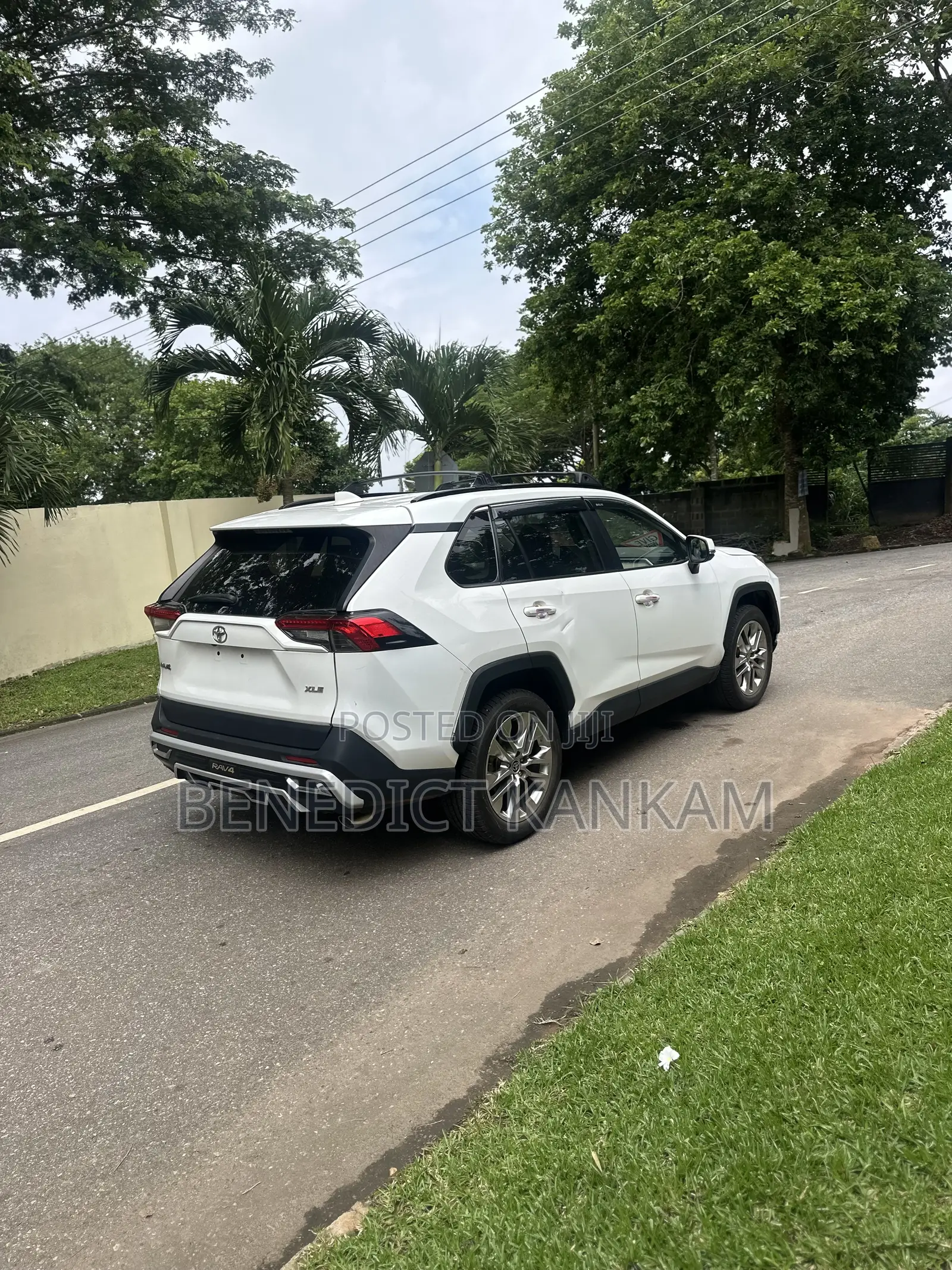Toyota RAV4 XLE AWD 2020 White