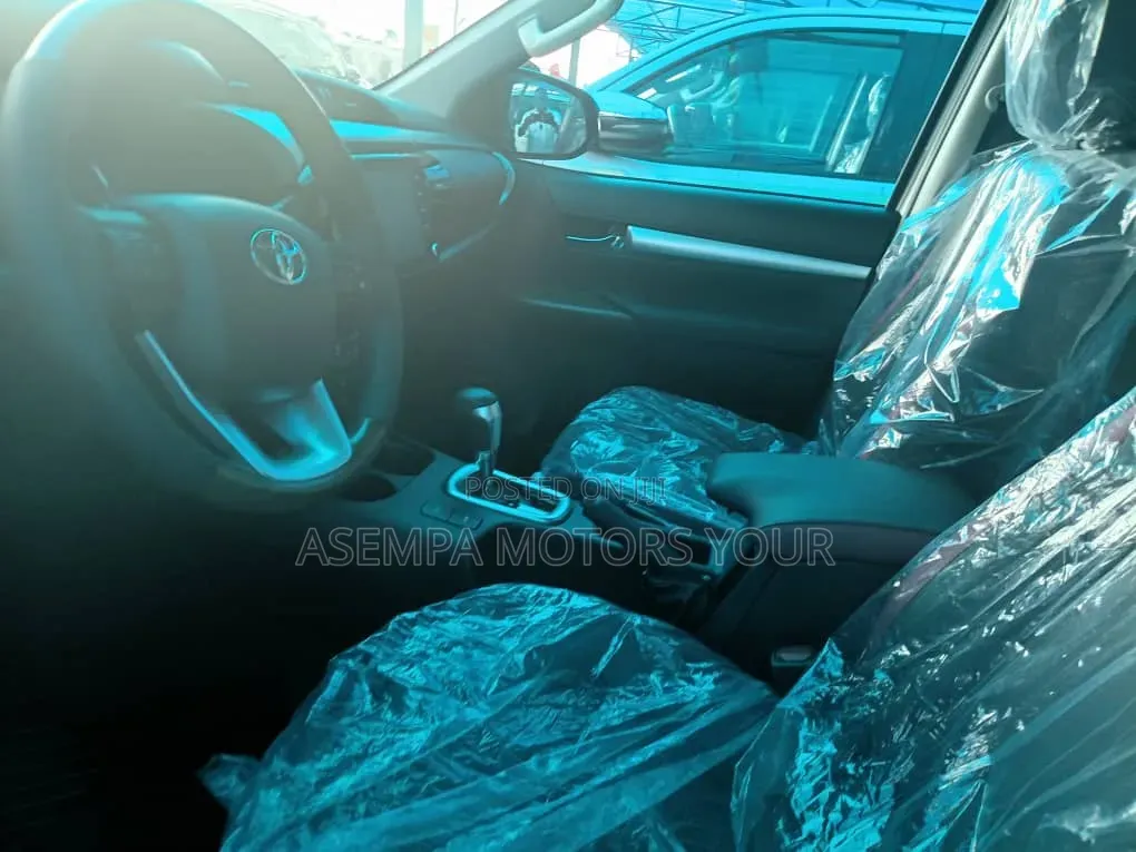 New Toyota Hilux 2025 Silver