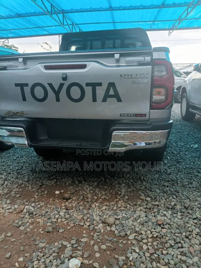 New Toyota Hilux 2025 Silver