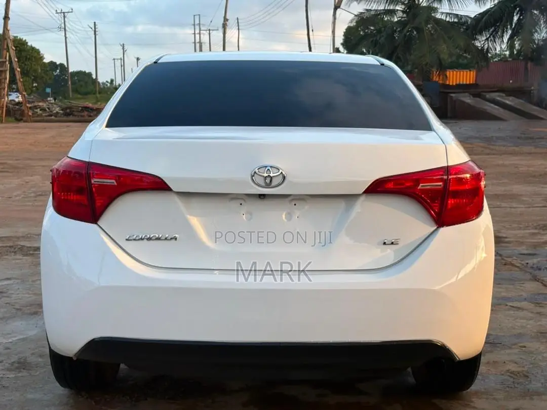 Toyota Corolla LE (1.8L 4cyl 2A) 2018 White