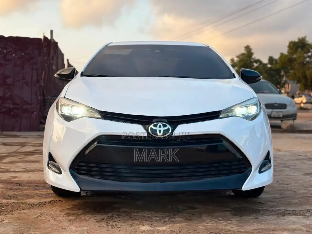 Toyota Corolla LE (1.8L 4cyl 2A) 2018 White