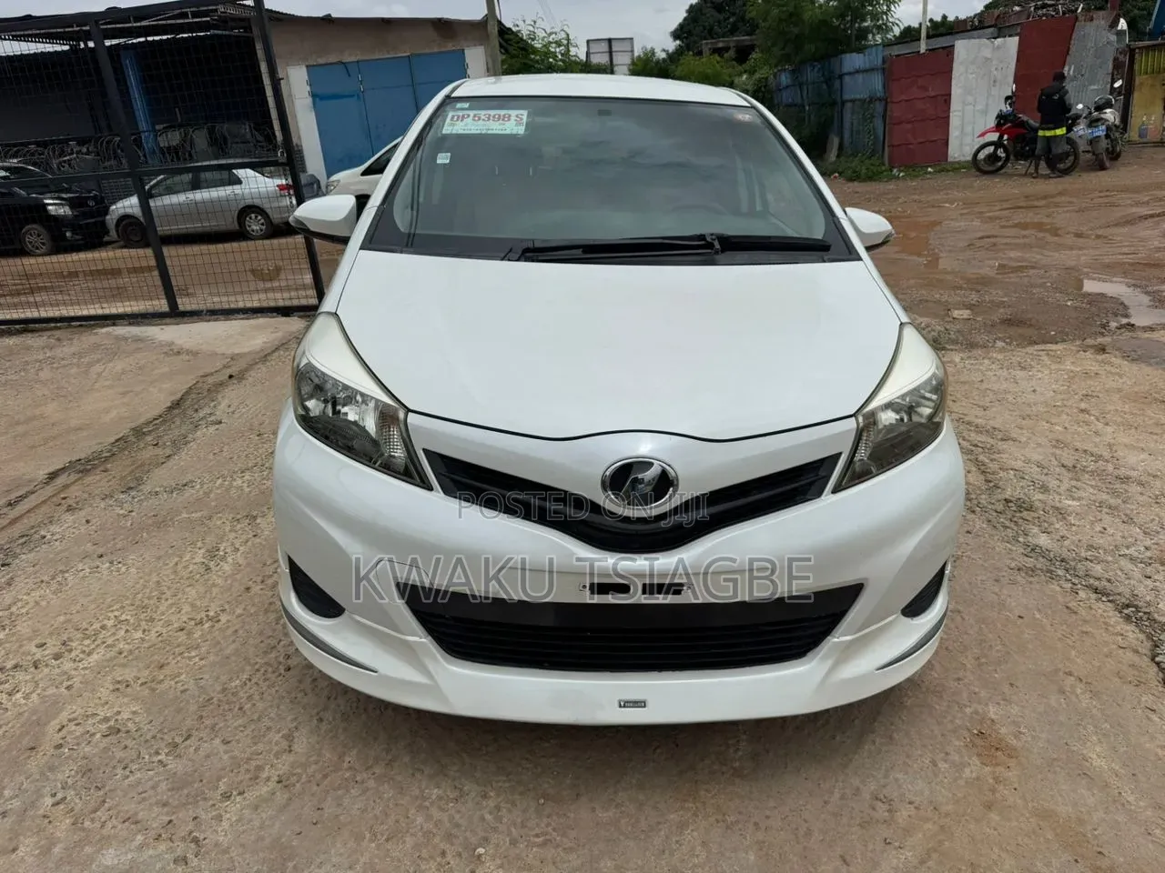 Toyota Vitz 2011 Pearl