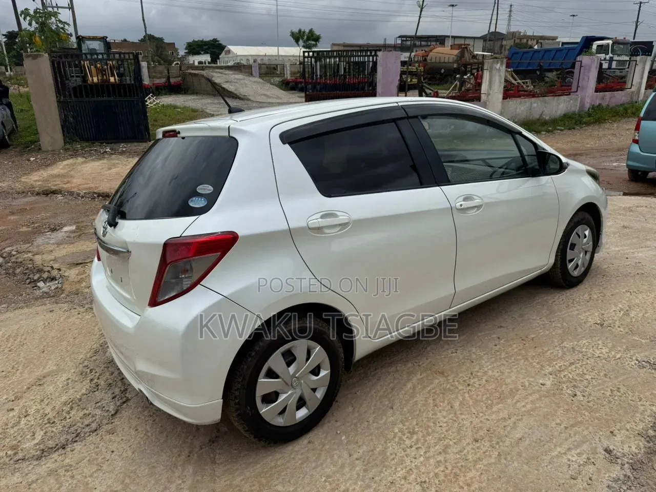 Toyota Vitz 2011 Pearl