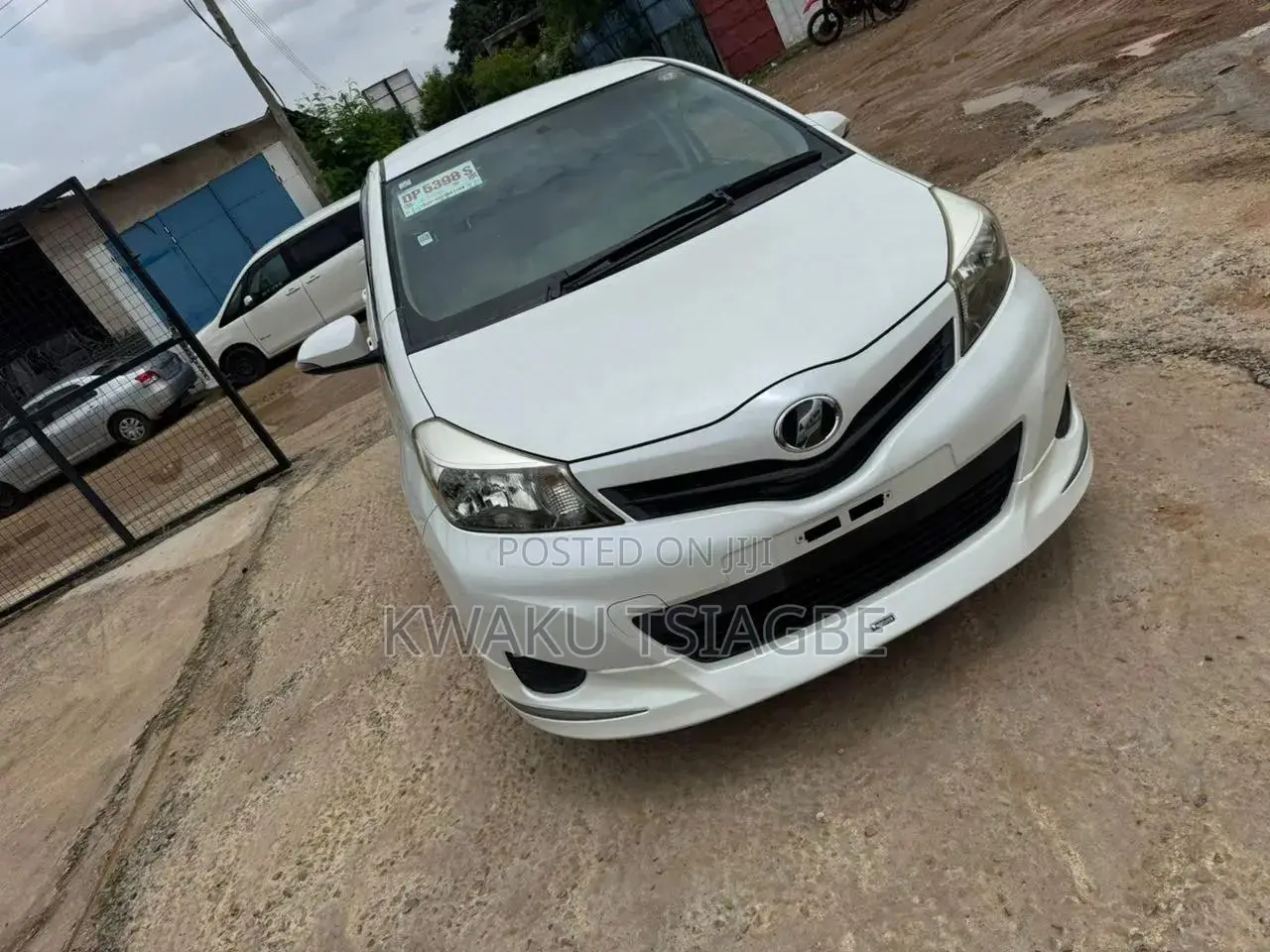 Toyota Vitz 2011 Pearl