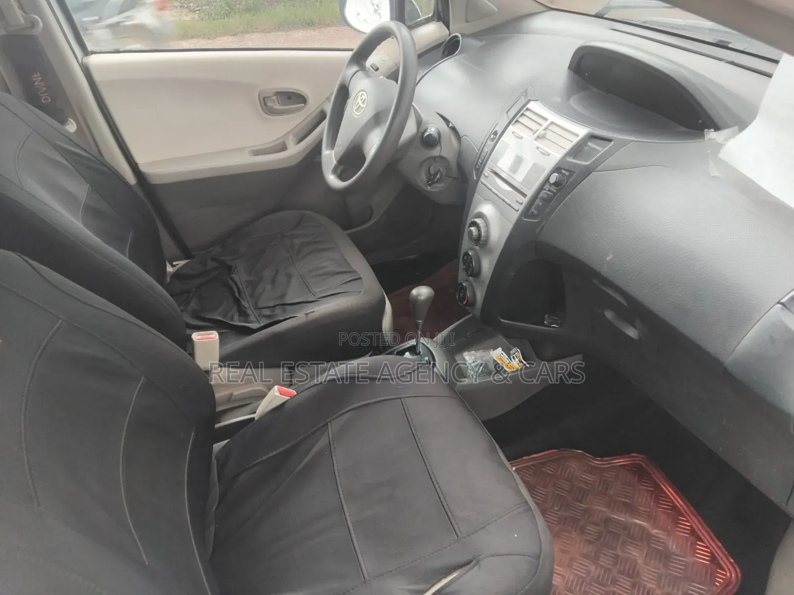 Toyota Vitz 2010 White