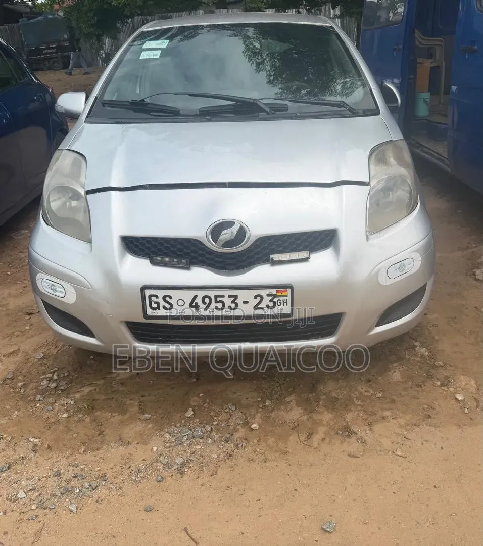 Toyota Vitz 2010 Silver