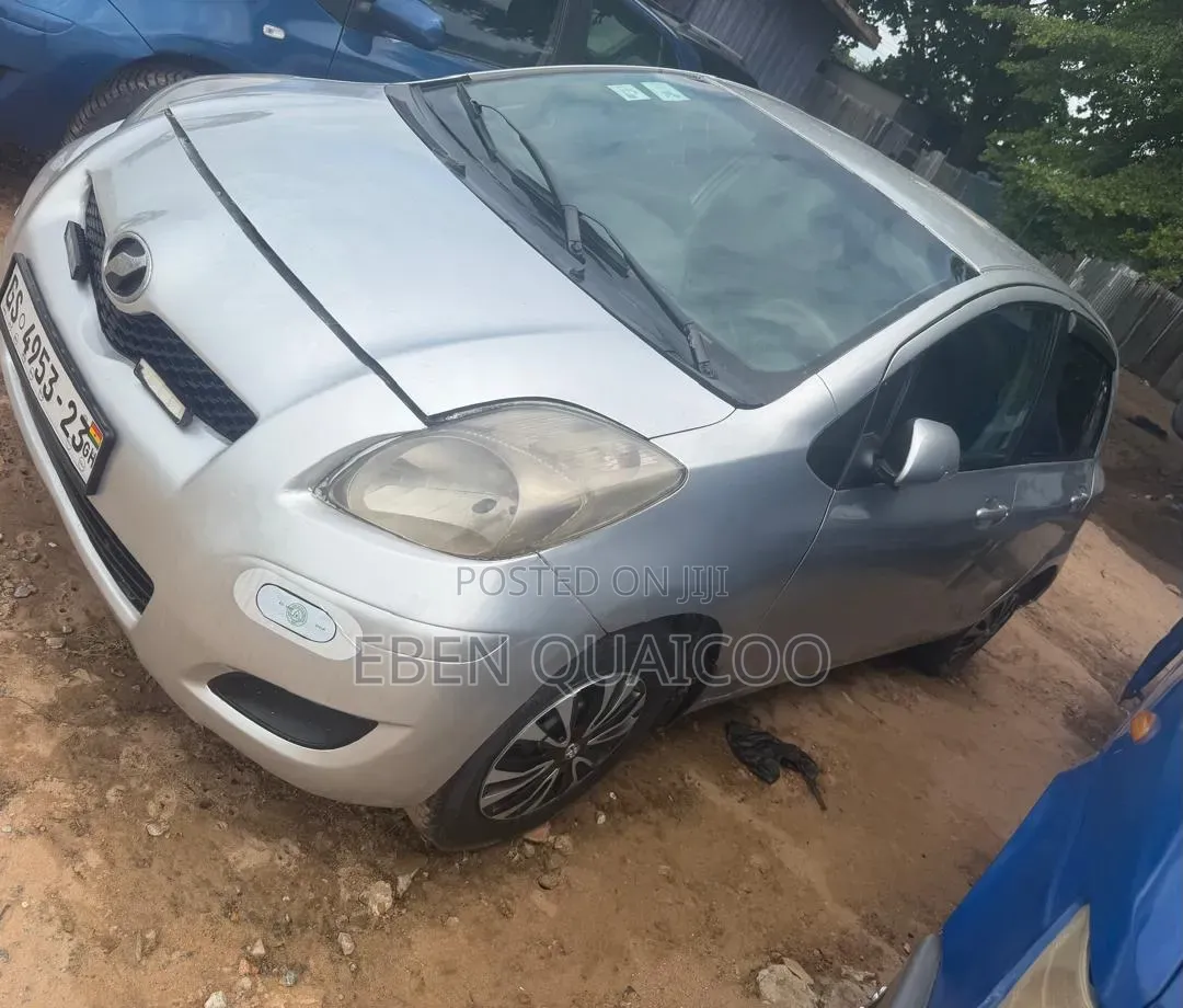 Toyota Vitz 2010 Silver