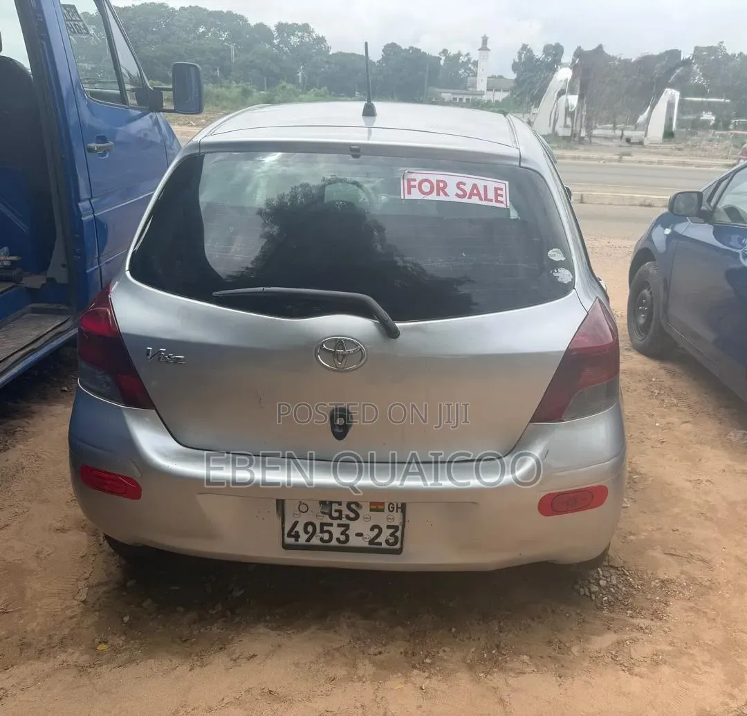 Toyota Vitz 2010 Silver
