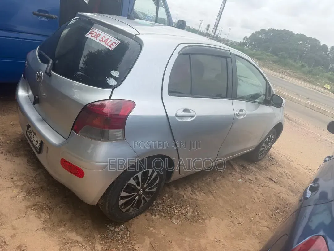 Toyota Vitz 2010 Silver