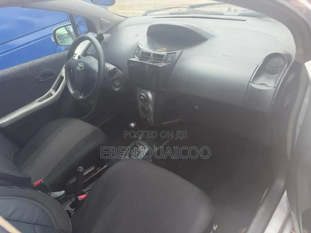 Toyota Vitz 2010 Silver