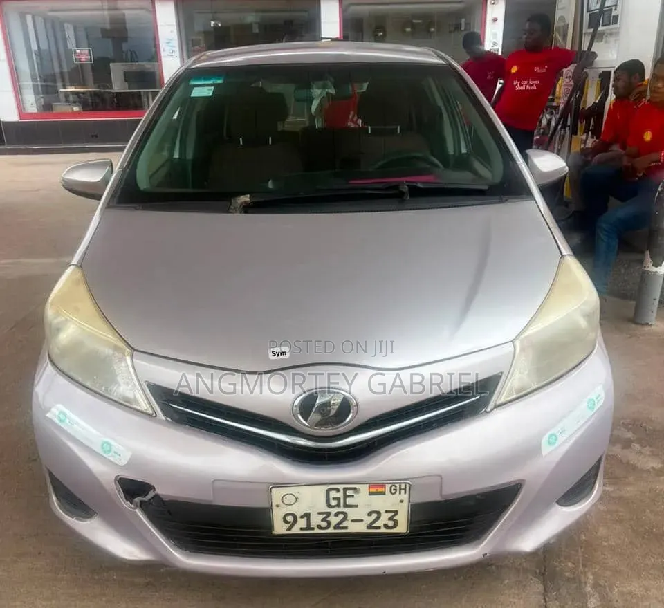 Toyota Vitz 2012 Silver