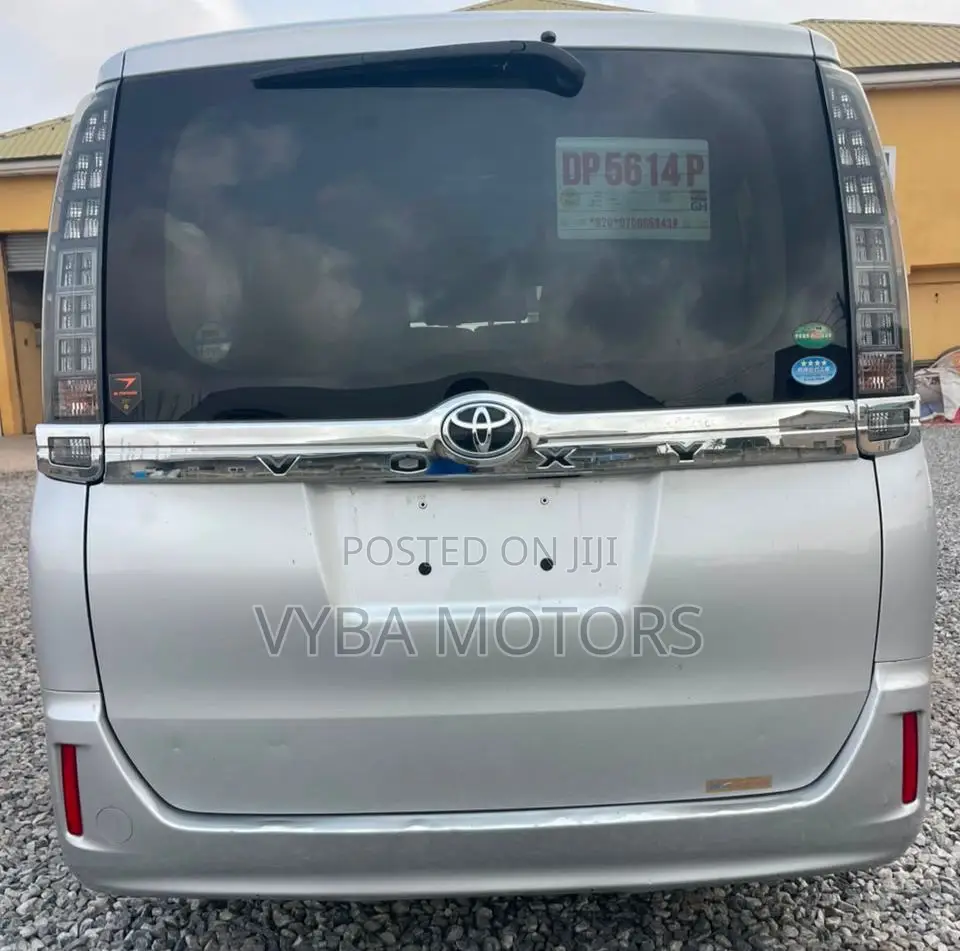 Toyota Voxy V 2WD 7-Seater 2015 Silver
