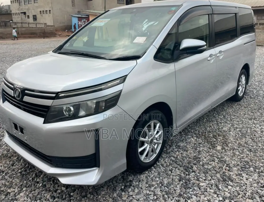 Toyota Voxy V 2WD 7-Seater 2015 Silver